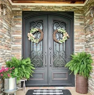 Adakah pintu besi tempa sesuai untuk kegunaan luaran?